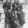 Die Jugendgruppe des Betar im Hof der Synagoge (von vorne nach hinten): Edith Kohen, Renée Kohn, ?, Herta Frischmann, Rudolf Gewing, Gustav Mandl, Viktor Hahn, Hermann Hahn, ca. 1932