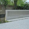 Grabstein für die 228 Opfer des Massakers in Hofamt Priel