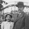 Hilde Fein, geb. Mattes, mit ihrem Großvater Wilhelm Gelb im Wiener Prater, 1941